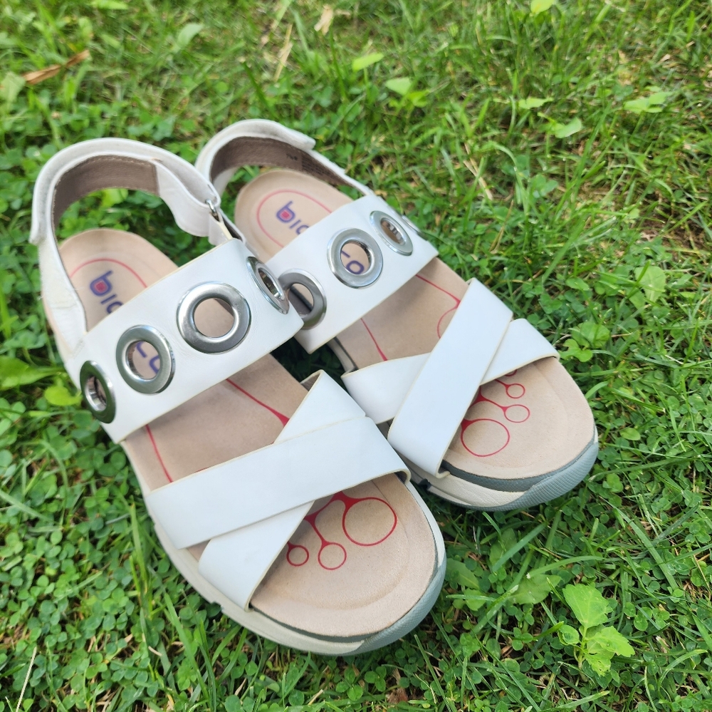 Size 7.5 - BIONICA White Leather Sandals - Picture 5 of 7